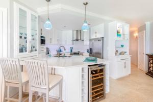 Beachfront Apt with Pool - Sapphire 401