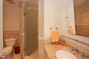 Modern Beachfront Condo with Pool - Sapphire 118
