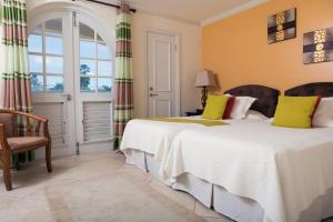 Modern Beachfront Condo with Pool - Sapphire 118