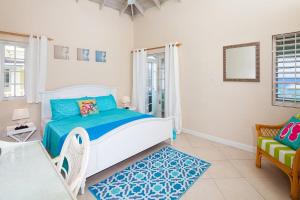 Oppposite Beach with Pool - Margate 4