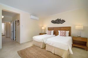 Modern Beachfront Condo with Pool - Sapphire 112