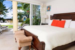 Modern Beachfront Condo with Pool - Sapphire 109