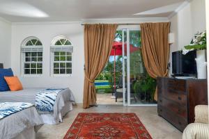 Modern Beachfront Condo with Pool - Sapphire 104