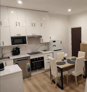 Sleep 4 New 1 bedroom 2 baths Villa Near Parramatta CBD and Westmead hospital