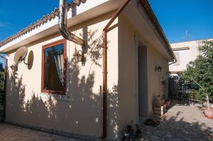 Charming Villa with Lemon Garden Near Lido di Noto Beach