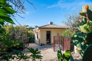 Charming Villa with Lemon Garden Near Lido di Noto Beach