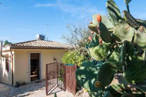 Charming Villa with Lemon Garden Near Lido di Noto Beach