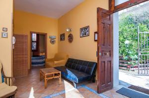 Charming Villa with Lemon Garden Near Lido di Noto Beach