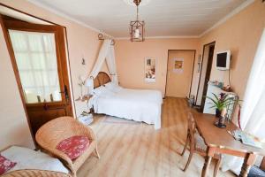 B&B / Chambres d'hotes Chez Camille : Chambre Triple - Vue sur Jardin