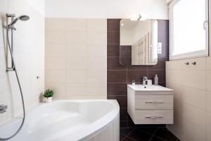 Alma - Sunny central three bedroom apartment