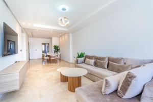 Luxe 3-slaapkamer residentie met dakzwembad, privé parking en twee badkamers, vlak bij TGV-station Tanger en het strand