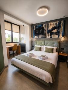 Art Apartment Center with Parking