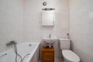Złota Spacious Apartment by BookingHost