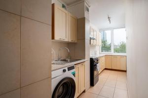 Złota Spacious Apartment by BookingHost