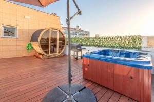 Vita Portucale ! Private Rooftop Retreat with Sauna & Jacuzzi