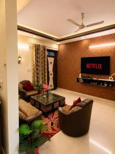2BHK in raja park with private balcony & terraces
