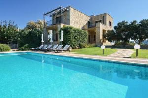 Stone Built Private villa Emerald with pool, 30m to Beach & BBQ!