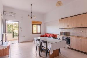 Villa Laga with Pool, 300m to Taverns, Childrens Area, BBQ!