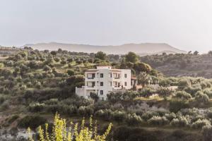Villa Laga with Pool, 300m to Taverns, Childrens Area, BBQ!