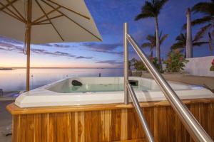 10 Bdrm Oceanfront Villa with panoramic views