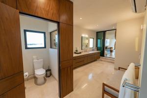 10 Bdrm Oceanfront Villa with panoramic views