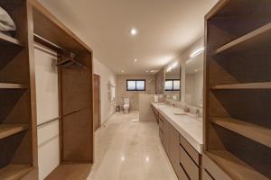 10 Bdrm Oceanfront Villa with panoramic views