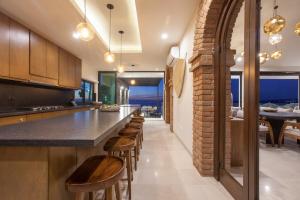 10 Bdrm Oceanfront Villa with panoramic views