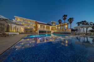 10 Bdrm Oceanfront Villa with panoramic views