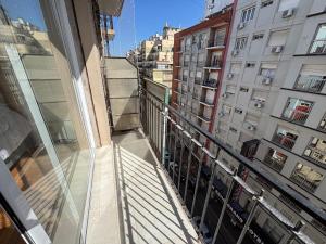 Un ambiente reciclado con balcón a la calle y cochera