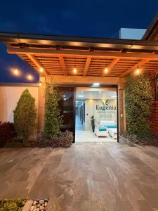 Eugenia Garden Suites, Villa de Lujo 7 Suites, 14 Personas, Piscina, Cancha de Fútbol, Cerca al Aeropuerto de Quito