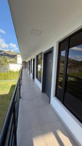 Eugenia Garden Suites, Villa de Lujo 7 Suites, 14 Personas, Piscina, Cancha de Fútbol, Cerca al Aeropuerto de Quito