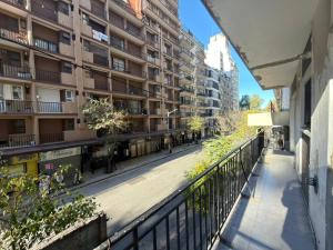 Dos ambientes con balcón a la calle y cochera