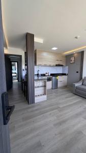 Eugenia Garden Suites, Villa de Lujo 7 Suites, 14 Personas, Piscina, Cancha de Fútbol, Cerca al Aeropuerto de Quito