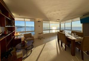 Beachfront Apartment - Home Office Views & Parking