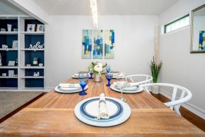 Spacious Home Minutes From Everything - sleeps 10