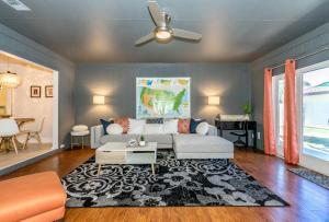 Spacious Home Minutes From Everything - sleeps 10