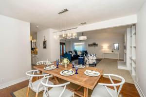 Spacious Home Minutes From Everything - sleeps 10