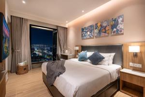 High Floor 3BR Corner Suite - Bitexco View