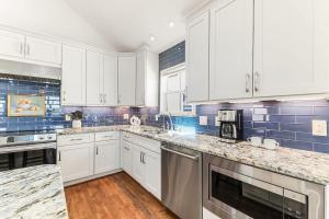 500ft to Beach with Ocean Views, Hot Tub & Bikes