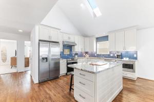 500ft to Beach with Ocean Views, Hot Tub & Bikes
