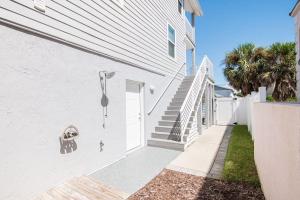 500ft to Beach with Ocean Views, Hot Tub & Bikes
