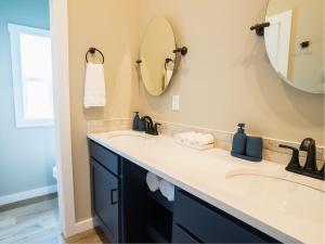 The Hotel - Bold Americana Suite - Pool - Hot Tub - Gym - Bar - Lake