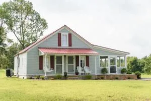 The Little Farmhouse Sleeps 6 - Russell Springs