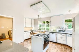 Oregon Jade- 4 bedrooms one level house, EV outlet