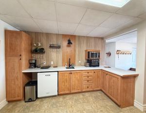 Le Rez de Jardin au bord de leau à Magog - piscine - spa - 3 chambres