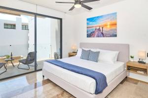Coastal Studio W Rooftop Pool, Gym Near Beach