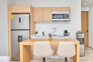 Coastal Studio W Rooftop Pool, Gym Near Beach