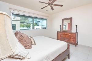 2Br Condo - Pool, Bbq & Beach Steps Away