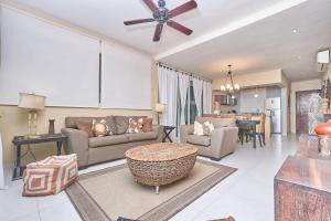 2Br Condo - Pool, Bbq & Beach Steps Away