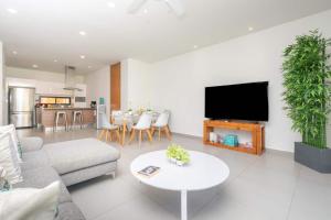 Quiet Condo W Rooftop Pool, Backyard & Parking